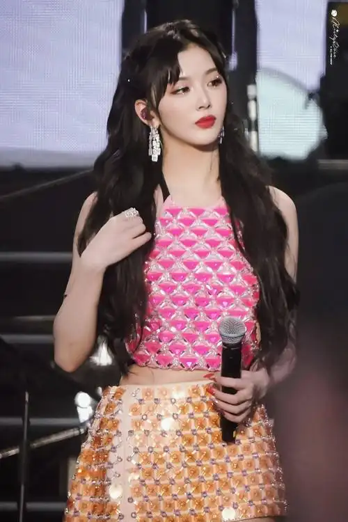 孔雪儿粉色钻石吊带热辣吸睛 前凸后翘十分迷人