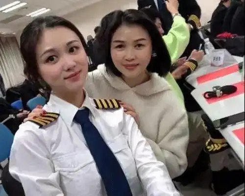 谈起成为女机长的变化,伍倩玉有点腼腆地笑笑.