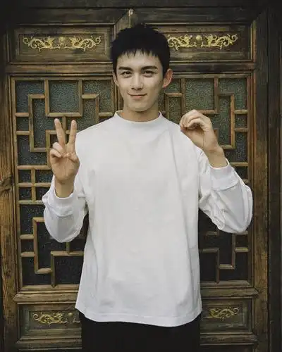 1.1 吴磊(宣传照)