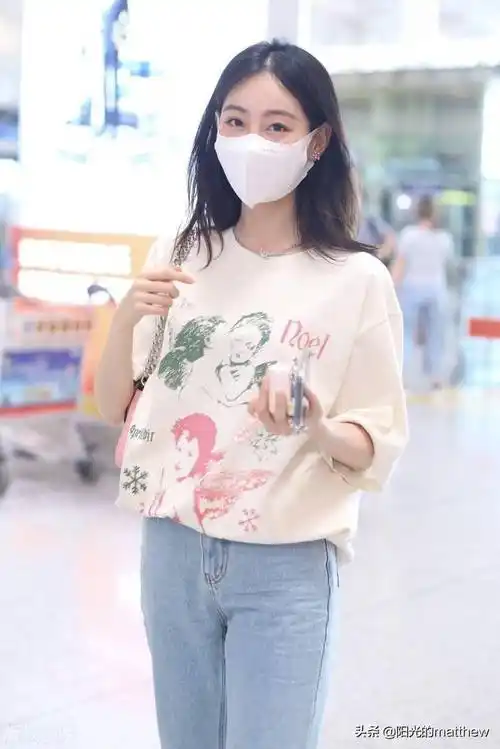 祝绪丹印花短袖牛仔裤现身机场笑容甜美撩发动人