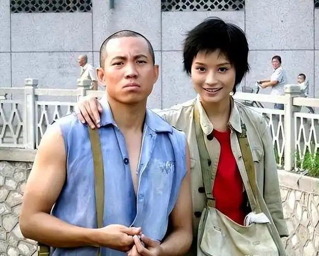 她当初嫁给瘫痪演员谷智鑫,结婚10年儿女双全,现如今过得怎么样