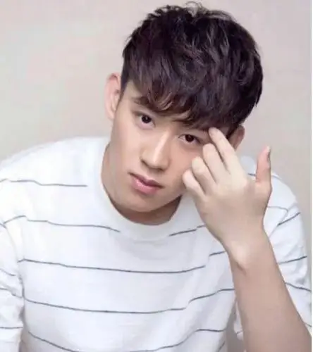 适合学生党的男生短发锅盖头发型非常适合在校的男同学,厚重的刘海