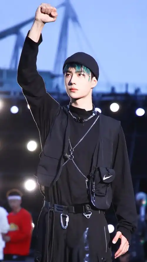 这就是街舞: 「街舞3剧照time」 #王一博挑染发色#  #街舞3队长