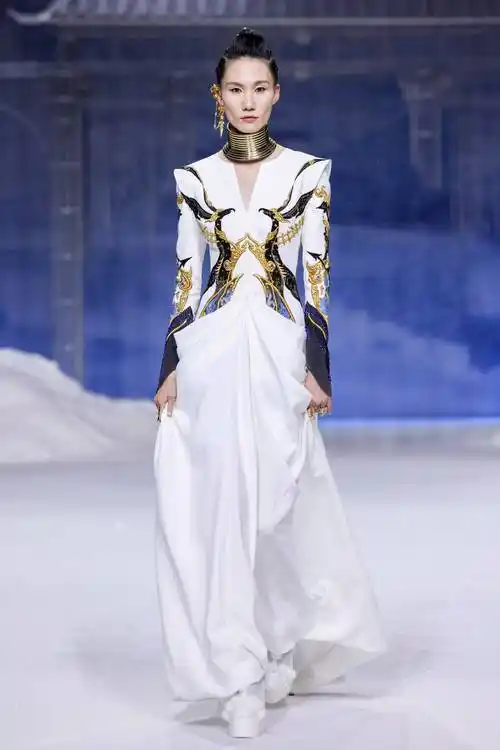 熊英盖娅传说乾坤碧落时装秀中国国际时装周开幕大秀圆满举行乾坤流转