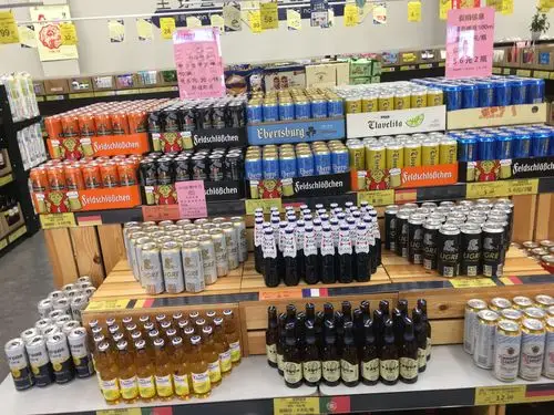 进门处的啤酒集合堆码,本期活动商品均有较好的陈列效果.