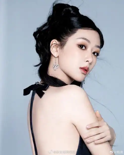 杨紫晒黑色露背裙造型美照 化美拉德小烟熏妆酷美性感__财经头条