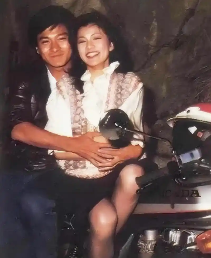 80年代刘德华骑着摩托车抱着翁美玲的照片.两人开心地笑了起来.