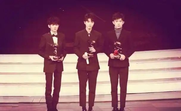 《王牌对王牌》首播亮点多,关晓彤主持获赞,王源却成吐槽对象!