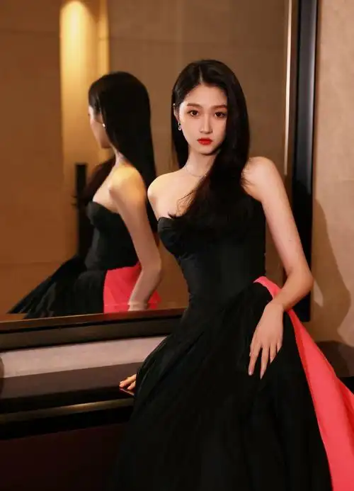 关晓彤黑桃撞色礼服##国剧盛典