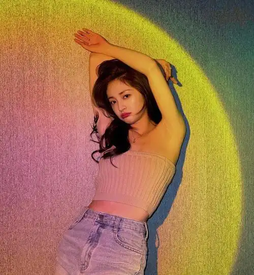 周洁琼穿抹胸毛衣秀好身材 俏皮又可爱