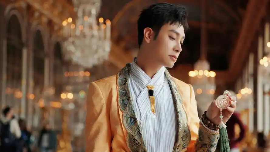 孙笠轩着缂丝龙袍华服写真曝光 高端大气惊艳凡尔赛宫