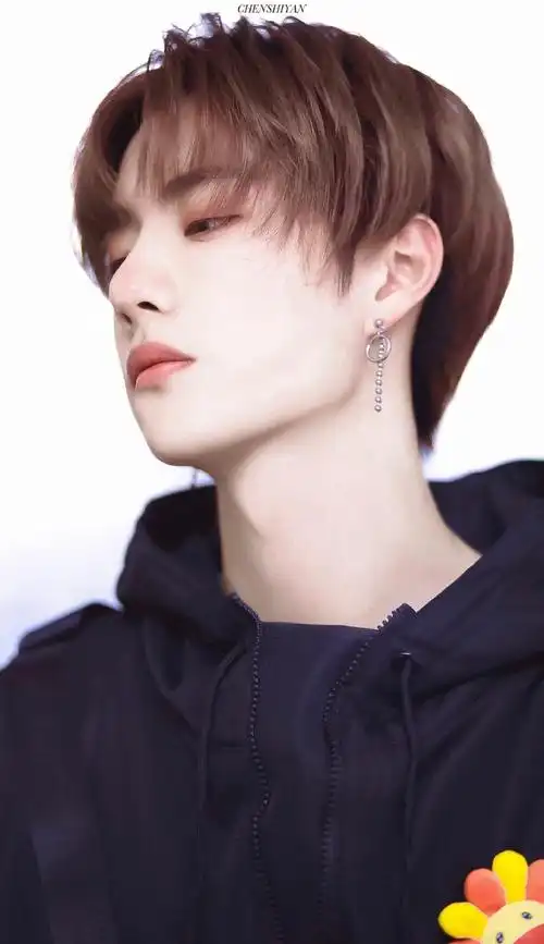 王一博灰白挑染