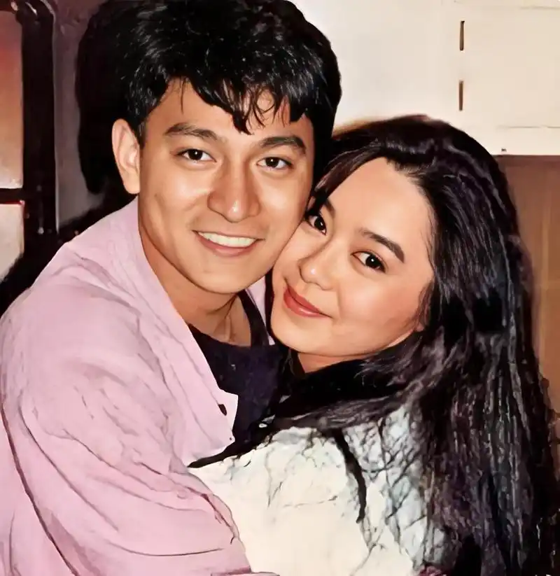 88年,有一个长得很美,身材很苗条的女生看着刘德华,用很热情的眼神对