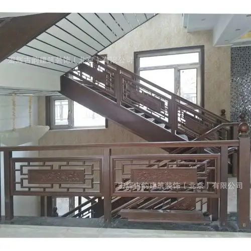 4,实木楼梯扶手选于原木,使得居室里充满大自然地气息.