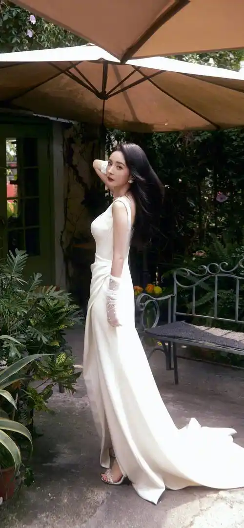 杨幂高清唯美写真,一袭裙白胜冬雪,优雅妩媚如春风_白色_气质_魅力
