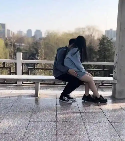 原创在山顶欣赏风景时发现身后有一对情侣动作亲密着实让人尴尬