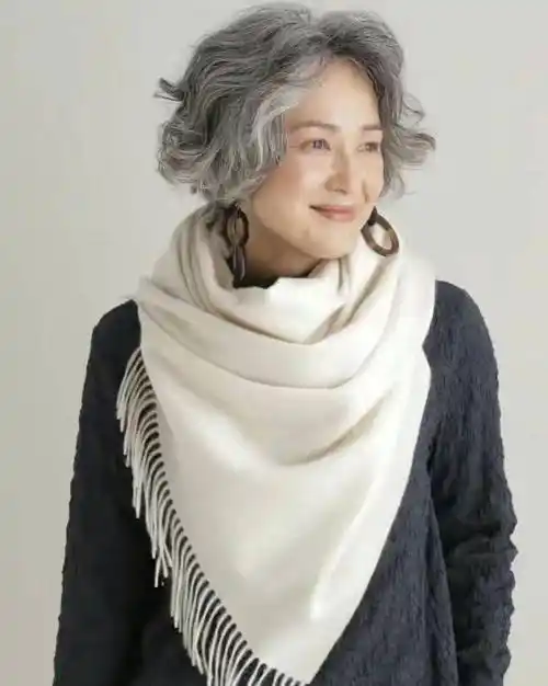 女人过了60岁,发型选这3种"贵妇卷"才显气质,有白发更高级_女性_卷发