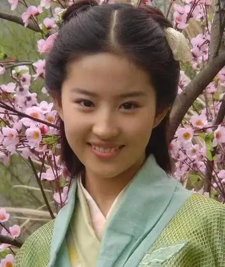 "中年美妇"刘亦菲:15岁出道即巅峰,被干爹抛弃事业名声全毁