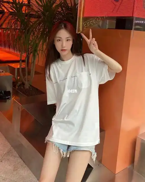 男朋友视角98送给女朋友一件百搭的短袖t恤