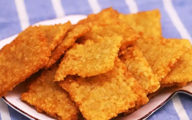 【嘟嘟熊吃货日记】炸得金黄酥脆的米饭锅巴来啦,香到无与伦比!