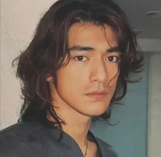 图片来源网络"长发古惑仔男神"郑伊健 ,倒是还在坚持中长发造型;今年