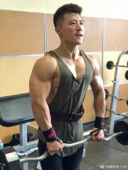 中国肌肉帅哥健助师小珂留学生肌肉男
