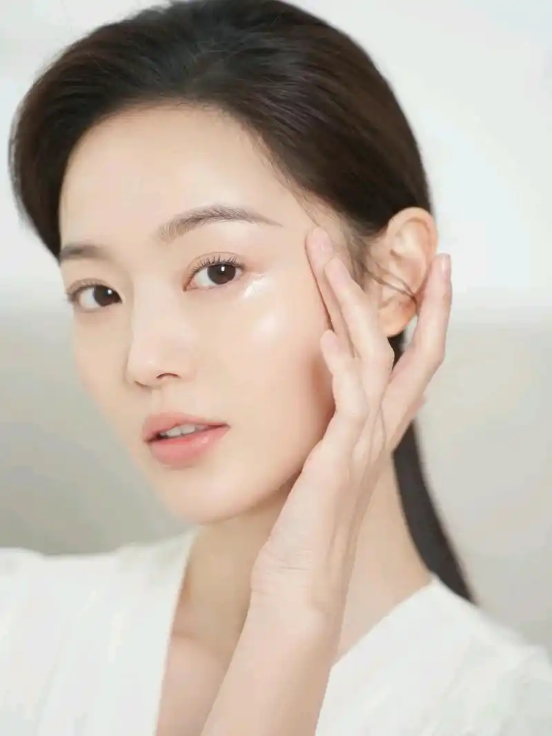 并且皮肤好的女生还会在颜值上加分许多,除此之外,如果皮肤比较好还会