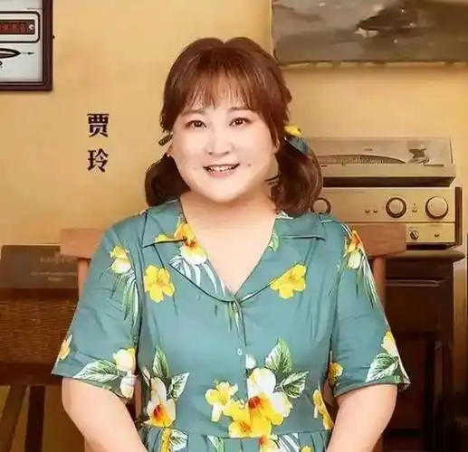 贾玲42岁生日,杨迪,张小斐为其庆生,网友点赞"人情世故"