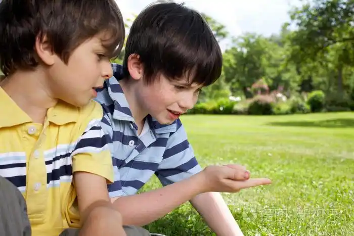 孩子们在花园里玩耍照片-正版商用图片0gq05u-摄图新视界