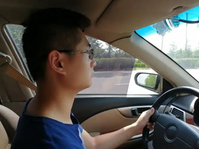 小伙开车很帅