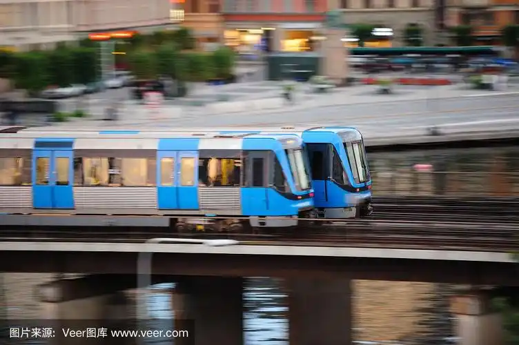 地铁列车在侧面过桥