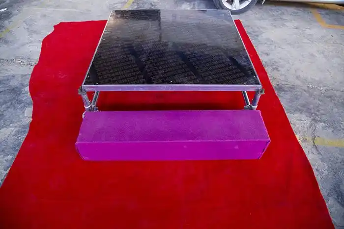 雷亚架包边舞台