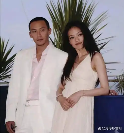 非常意外,舒淇的前男友张震,竟然也参加了婚礼,张震也变老了.