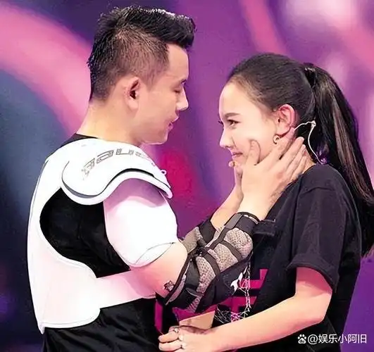 最终,他终于成功俘获了女神的心,成为了她公开认可的唯一男友.