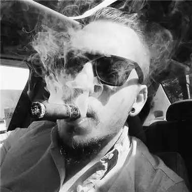 黑白(男生头像成熟大叔抽烟) - 搞怪个性头像 - 艾伊特头像站 - www