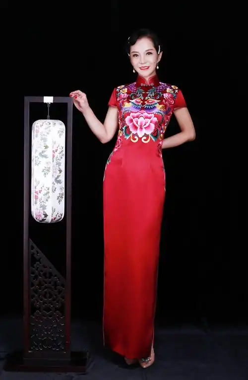 一袭耀眼夺目的中国红旗袍,尽显东方气韵