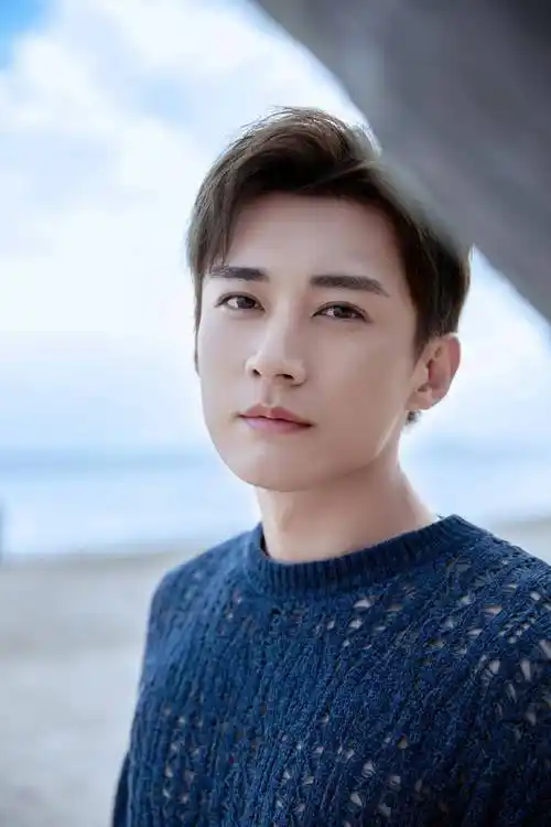 刘学义时尚写真:温润如玉,翩翩公子