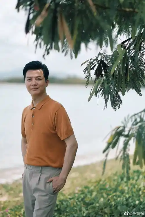 央视主播任鲁豫晒工作日常,最早到现场准备,站姿挺拔好有一哥范_舞台