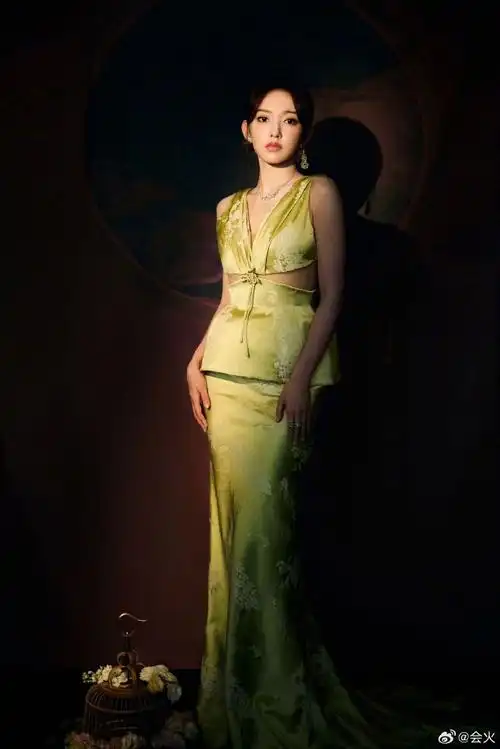 程潇露背新中式#程潇gq红毯造型图96,青绿色的中式造型让人眼前一