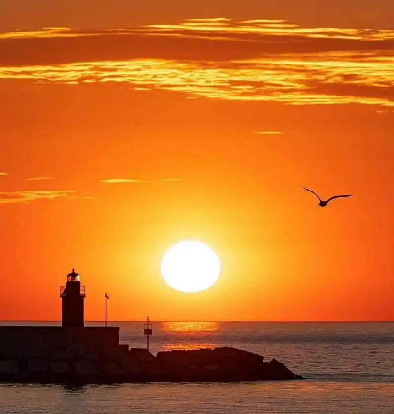 山河远阔,人间烟火,都不及这一刻唯美的落日黄昏火烧云和恰好的微风.