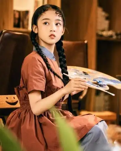 小戏骨张婉儿,明明没穿白袜腿却自带"牛奶感",姐姐们都嫉妒了