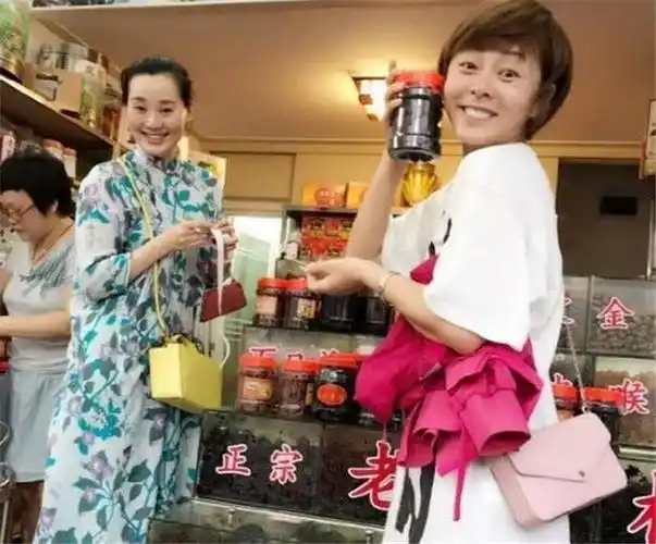 黄渤太太罕见露面 黄渤太太小欧正面近照曝光少女味满满