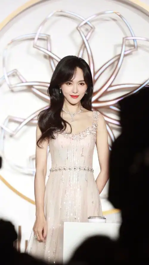唐嫣活动生图##唐嫣钻石鎏光羽毛长裙