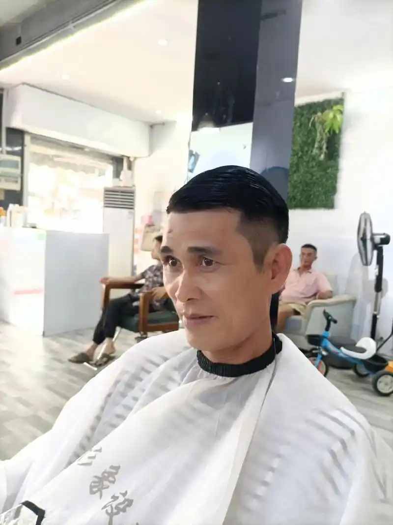 六十岁的老靓仔#男士发型干净有精神 - 抖音