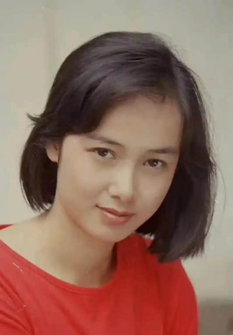 蒋雯丽年轻的照片,虽然不惊艳但是有一种大方自信的美丽,让人感觉如沐