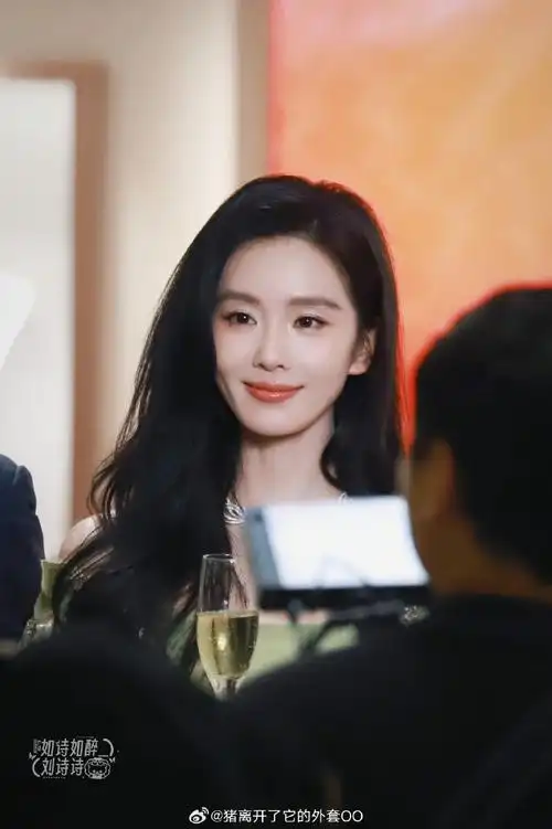 刘诗诗qeelin活动##刘诗诗又戴了金鱼项链