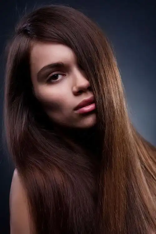 迷人的长头发的年轻女子