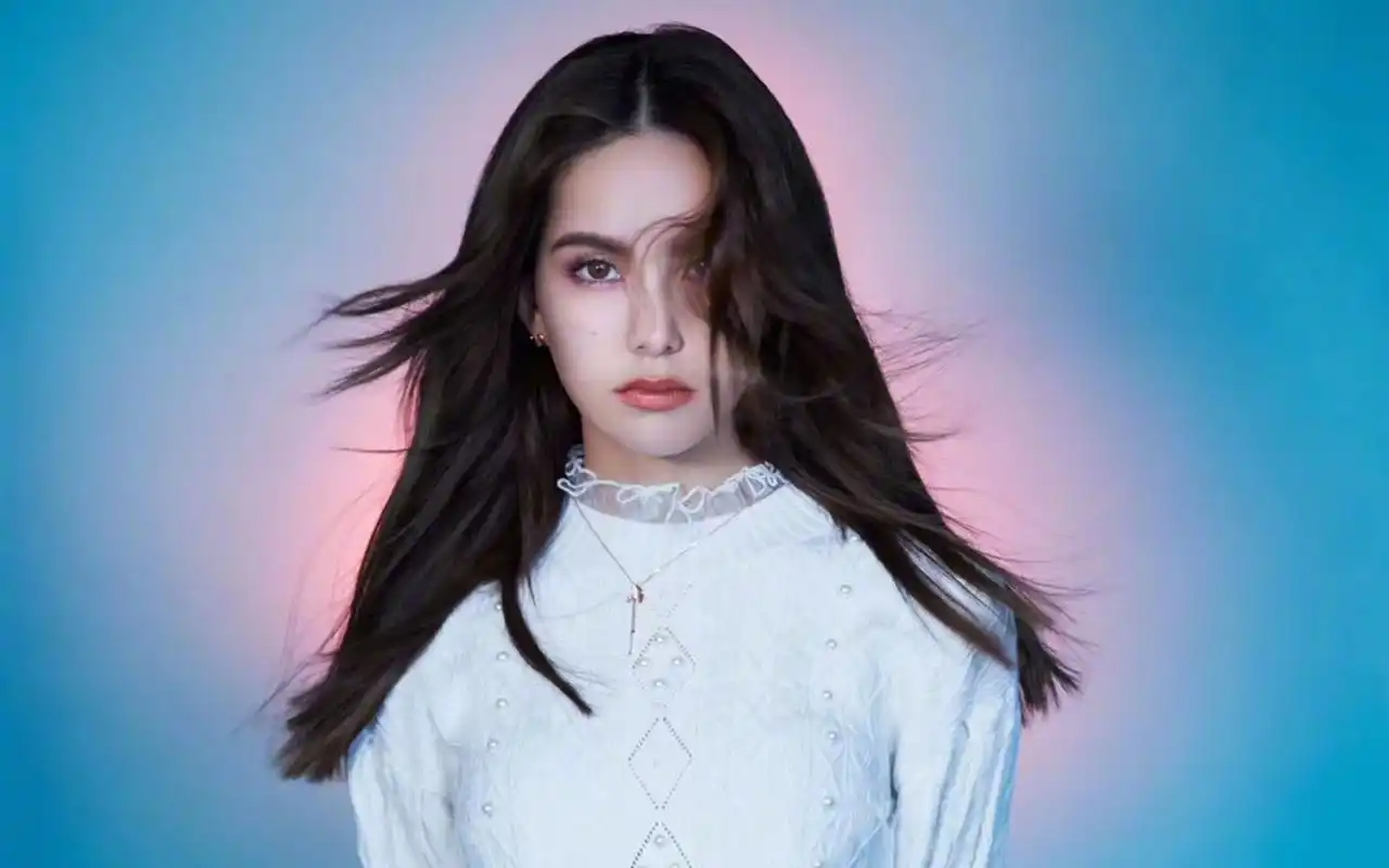 昆凌暗黑系魅惑高清桌面壁纸