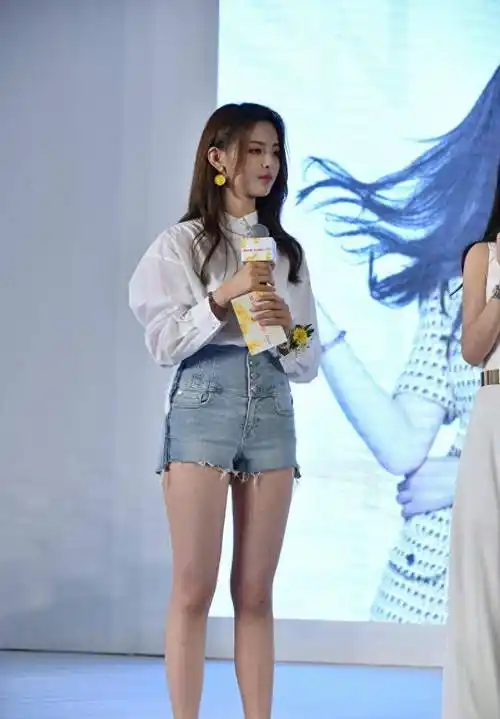 杨超越94斤的体重太不真实了!他穿短裤,腿明显胖,没有主持人那么漂亮