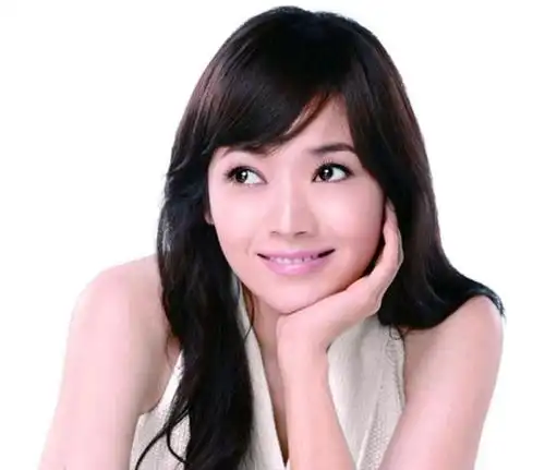 侯佩岑颜值高,学历高,还是知名女主播,浑身充满上流社会名媛气质.